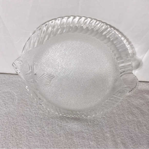 Vintage Clear & Frosted Glass Fish Plate Platter - Picture 9 of 11